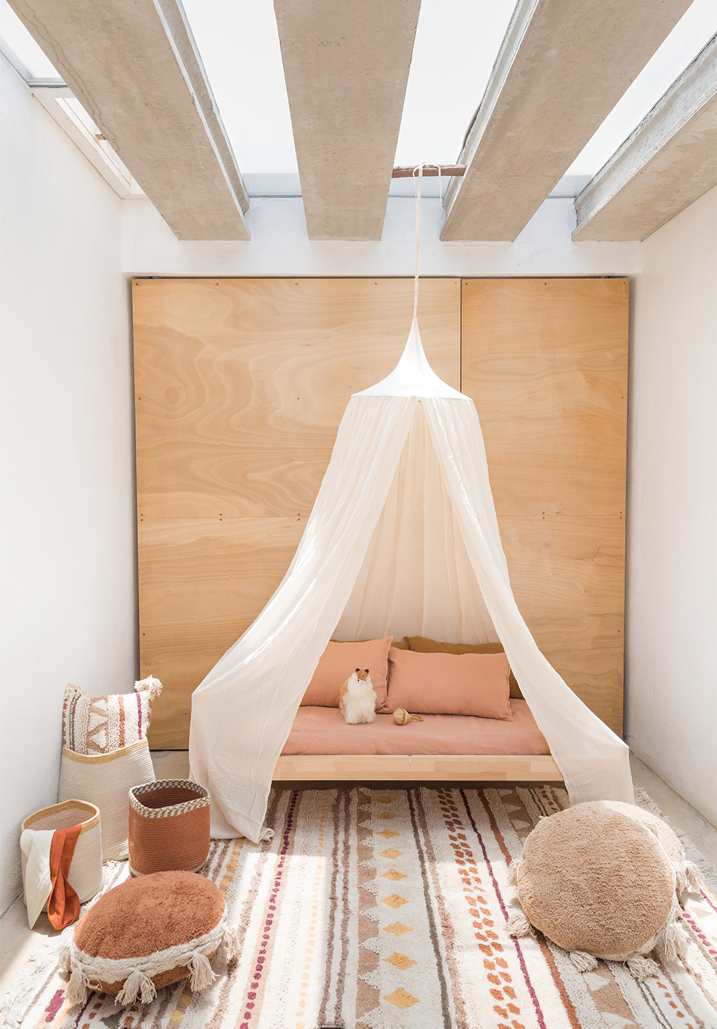 картинка Подушка напольная молочная с кисточками 48d