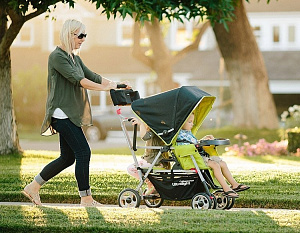 С какого возраста ребенка можно сажать в прогулочный блок коляски?